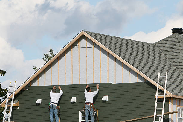 Professional Vinyl Siding technician working in Warrenville, IL